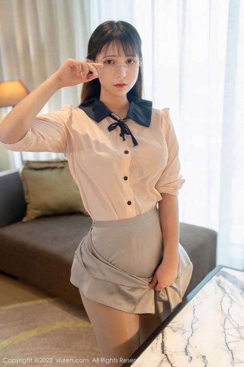 美女老师被学生操的相关介绍