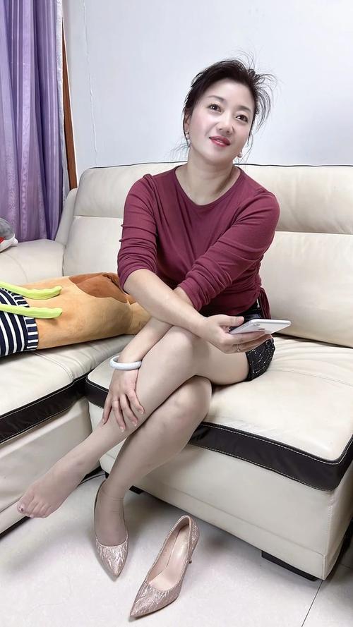 男女一边摸一边亲一边脱的相关介绍