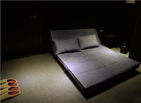 一边亲上一边摸下的相关介绍