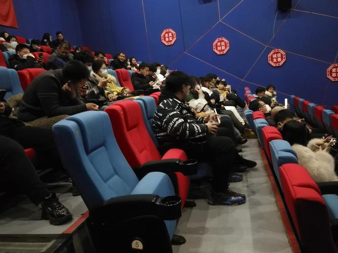 《一边亲一边摸》的相关介绍