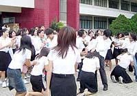 女性白色分泌物多发黄是怎么回事的相关介绍