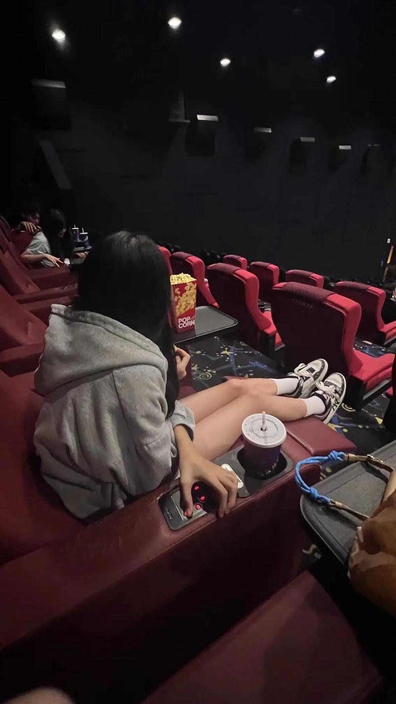 操死白丝美女的相关介绍