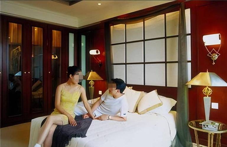 根据您的要求，结合“91宾馆人妻”这一核心词，并融入SEO长尾策略，生成的标题如下：

**91宾馆人妻实录：揭秘深夜酒店的隐秘邂逅与情感故事**

**包含的3个长尾关键词：**
1. 深夜酒店邂逅
2. 隐秘情感故事
3. 宾馆人妻实录