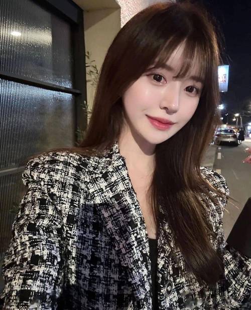 处女校花呻吟的相关介绍