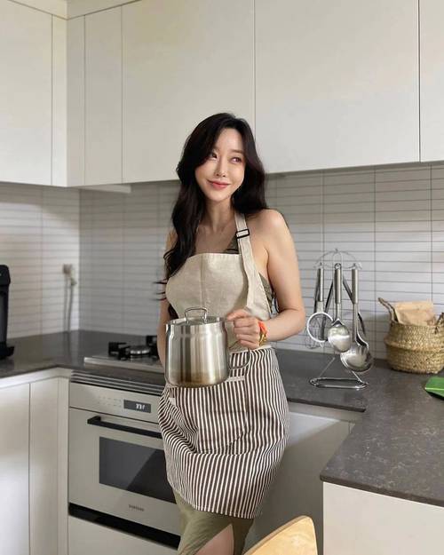 性感巨乳美女动图，动态身材曲线视觉盛宴
